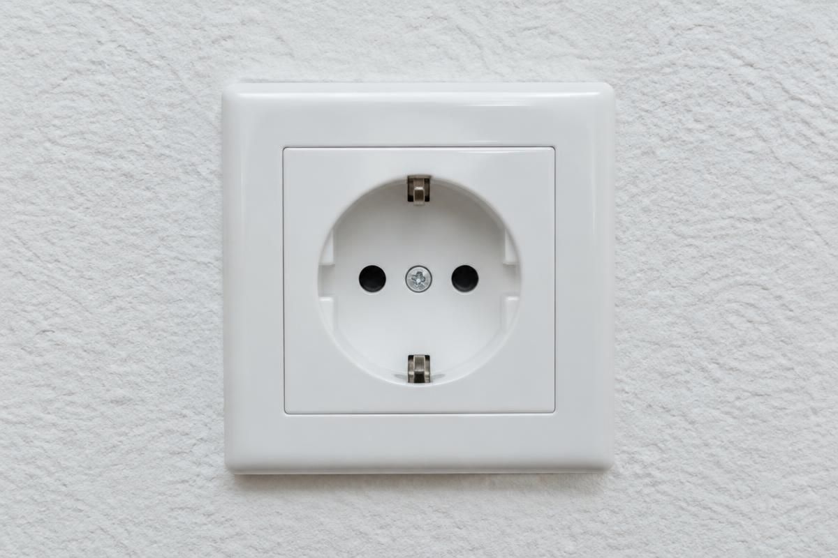 Neue saubere weiße Schuko-Steckdose in der Wand